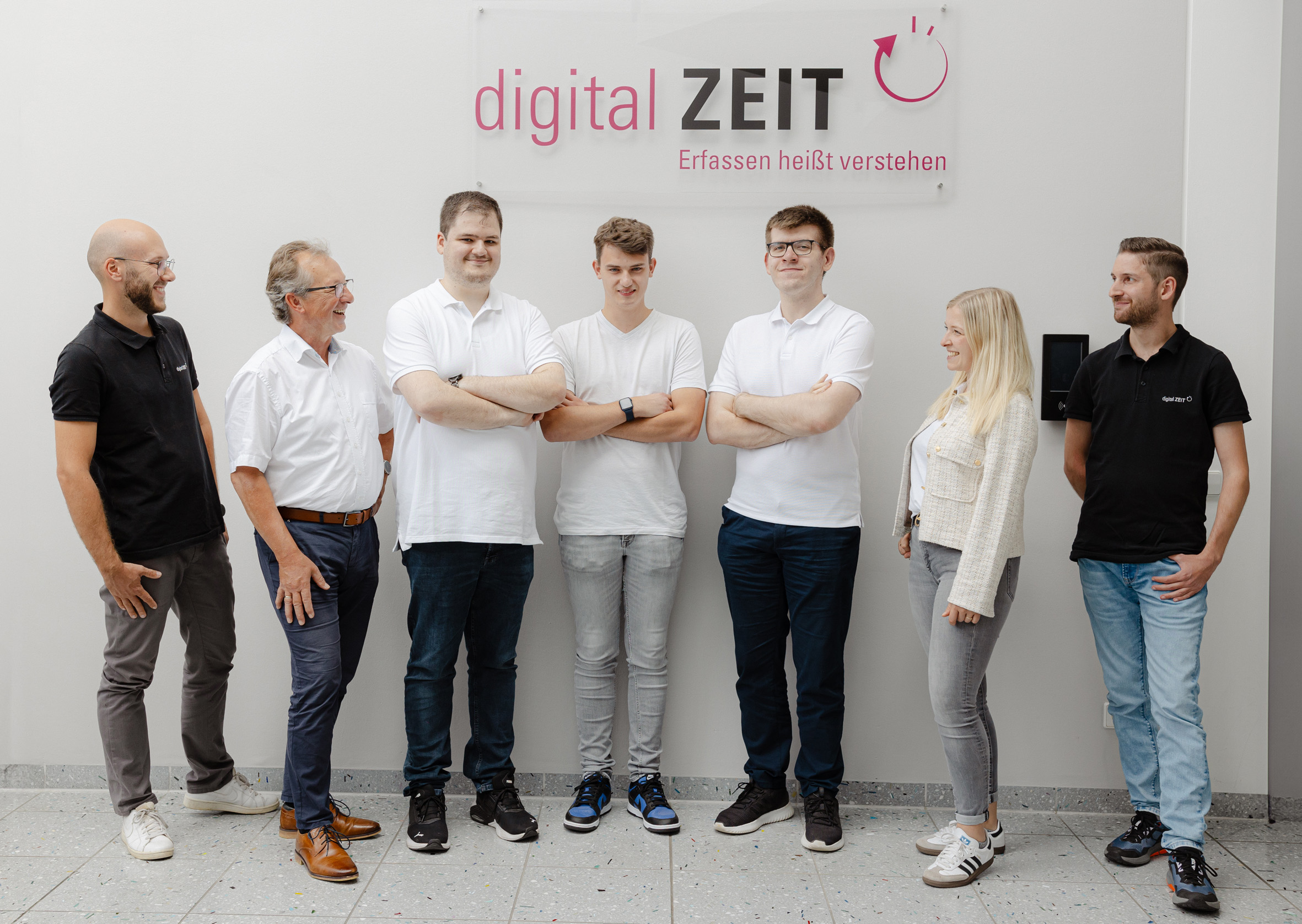 Die Ausbilder und die Geschäftsführung mit den drei neuen Azubis in der Mitte. 